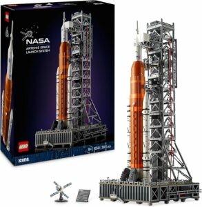 LEGO Icons NASA Artemis, modellino di razzo spaziale con torre di lancio e dettagli autentici, ideale per collezionisti. 