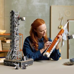 LEGO Icons NASA Artemis, modellino di razzo spaziale con torre di lancio e dettagli autentici, ideale per collezionisti. 