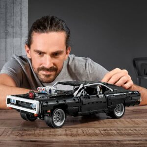 Recensione del LEGO Technic Dom's Dodge Charger, modellino realistico dell'iconica auto di Fast and Furious. 