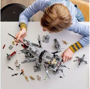 LEGO Star Wars Walker AT-TE, set da costruzione con gambe snodabili, minifigure e droidi inclusi, idea regalo per appassionati di Star Wars.