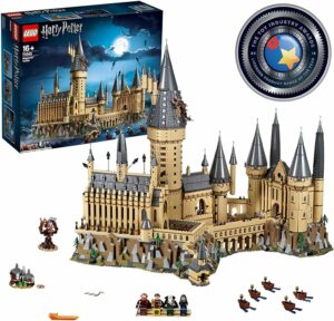 Scopri il LEGO Harry Potter Castello di Hogwarts con minifigure, micro-personaggi e dettagli iconici. 