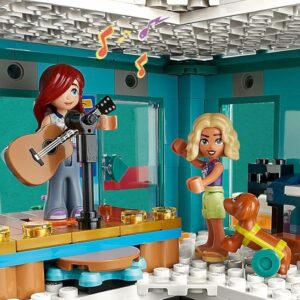 LEGO Friends Centro Comunitario di Heartlake City 41748 con studio d'arte, sala giochi e cane Pickle, set modulare per bambini dai 9 anni in su 