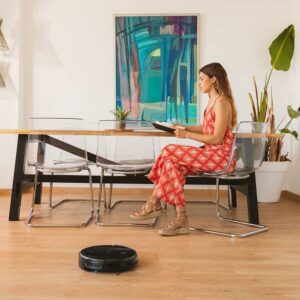 Cecotec Robot Aspirapolvere e Mop Conga Connected 4in1 in funzione, immagine del dispositivo con design elegante e pulizia impeccabile.