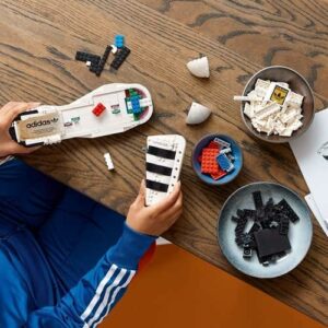 LEGO adidas Originals Superstar: replica dettagliata in mattoncini perfetta per collezionisti  