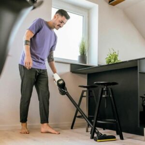 Kärcher Aspirapolvere senza fili VC 4 Cordless myHome in funzione, mostrando la sua leggerezza e versatilità  