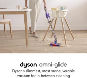 Dyson Aspirapolvere senza fili Omni-glide SV19 in azione su pavimento duro, con il design ultra-compatto che facilita la pulizia