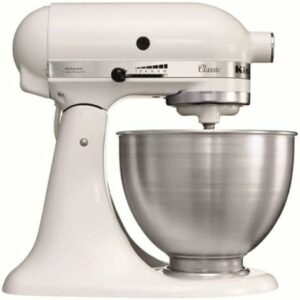 Robot da cucina Kitchen Aid 5K45SSEWH in uso, con motore potente e accessori di alta qualità.