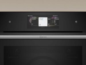 Forno NEFF B64VT73N0 nero in cucina moderna con schermo touch.