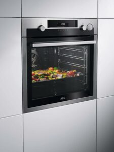 Immagine del forno AEG BPE577161M multifunzione con design in acciaio inox anti-impronte  