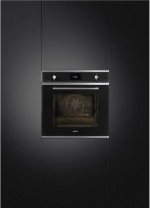 Forno a pirolisi Smeg SFP6401TVN1 con capacità 70 litri e funzione di pulizia automatica