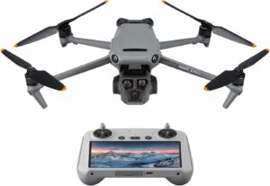 DJI Mavic 3 Pro, drone professionale, fotocamera Hasselblad, autonomia 43 minuti