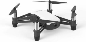 DJI Drone Tello con fotocamera 720P in volo, perfetto per acrobazie 8D e un'esperienza di volo emozionante.