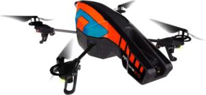 Parrot AR.DRONE 2.0 Quadricottero, Blu/Arancione in volo, una panoramica della sua qualità e design.