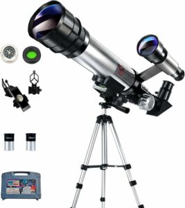 Telescopio astronomico con treppiede e adattatore per smartphone su sfondo stellato