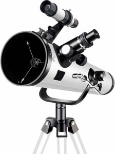 GLJTUO Telescopio Rifrattore Portatile montato su treppiede contro un cielo stellato