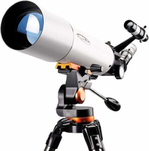 Un telescopio rifrattore DERBUT con treppiede, posizionato sotto un cielo stellato, evidenziando la sua utilità in condizioni di bassa luminosità