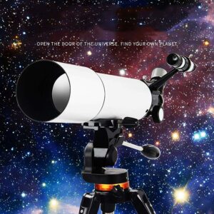 Un telescopio rifrattore DERBUT con treppiede, posizionato sotto un cielo stellato, evidenziando la sua utilità in condizioni di bassa luminosità