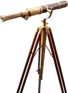 Telescopio vintage in ottone su treppiede di legno, dettagli in vetro, ideale per la decorazione nautica