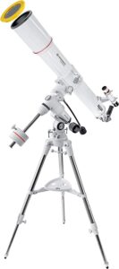 Immagine di un telescopio Bresser Messier AR-90/900 EXOS1/Eq4 puntato verso il cielo stellato