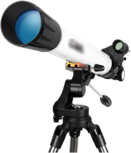 Telescopio rifrattore Ultra HD su treppiede regolabile con cielo stellato in background