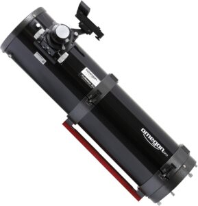 Omegon Telescopio ProNewton N 153/750 visto contro lo sfondo stellato
