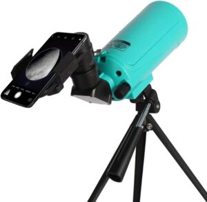Telescopio Maksutov-Cassegrain Sarblue Mak60 con treppiede su sfondo stellato