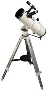 Telescopio astronomico riflettente puntato verso un cielo stellato