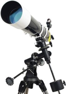 Telescopio astronomico puntato verso il cielo stellato