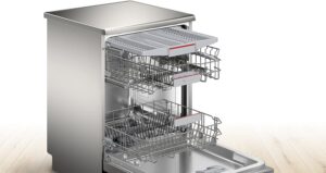 Lavastoviglie Bosch Elettrodomestici Serie 4 SMS4EMI02E in color inox, con classe energetica C e funzione VarioSpeed