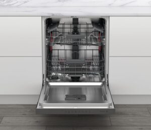 Whirlpool Lavastoviglie Semi Incasso WB 6020 P X in acciaio inox, ideale per grandi famiglie con un design moderno.