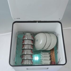 Mini lavastoviglie da tavolo compatta con display digitale, ideale per appartamenti, dormitori e camper.