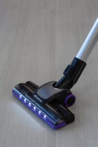 Scopa elettrica Ariete Handy Force RBT 2359 in grigio e lilla, ideale per la pulizia quotidiana di pavimenti duri e tappeti a pelo corto