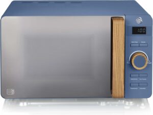 Microonde digitale Swan Nordic da 20 litri con design moderno e maniglia effetto legno, colore blu opaco  