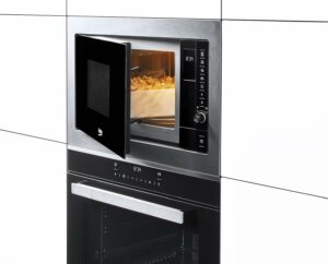 Forno a microonde Beko MGB 25332 BG Incasso in acciaio inossidabile, con 25 litri di capacità e potenza di 900W, ideale per una cucina moderna ed efficiente.