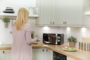 Forno a microonde Russell Hobbs RHMM701B, nero, con timer, scongelamento e facile pulizia.
