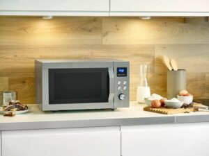 SEVERIN Microonde MW 7774 con griglia e funzione aria calda, ideale per scongelare, cuocere e riscaldare.