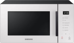 Forno a microonde combinato con grill da 23 litri e 800 W, perfetto per cucinare rapidamente piatti croccanti e deliziosi.