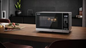 Forno a microonde SHARP YC-PG204AE-S con grill, 700W, 20 litri, funzionalità Eco e sicurezza per bambini, colore argento/nero.