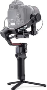 DJI RS 2 Pro Combo stabilizzatore gimbal per fotocamera mirrorless e DSLR, con focus motor e trasmettitore di immagini.