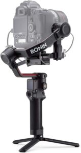 DJI RS 2 Pro Combo stabilizzatore gimbal per fotocamera mirrorless e DSLR, con focus motor e trasmettitore di immagini.