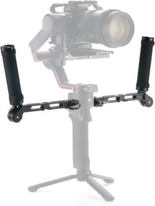 Immagine della Tilta Staffa a Doppia Impugnatura compatibile con gimbal DJI RS4 e RS3, con impugnature regolabili e punti di montaggio universali.