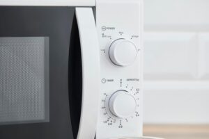 Microonde Swan SM4420WHT bianco con 5 livelli di potenza, 700 W, 20 litri, e timer di 35 minuti.
