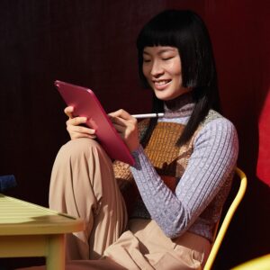 Apple 2022 iPad 10,9'' in argento, display Retina da 10,9 pollici, Wi-Fi e 64GB di memoria interna, ideale per lavoro e intrattenimento.