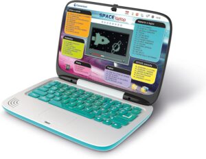 Clementoni - Computer Kid Space, un laptop educativo parlante per bambini, perfetto per imparare lettere, numeri e parole in modo interattivo.