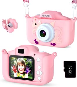 Bambino che usa una macchina fotografica digitale ASTGMI