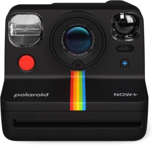 Polaroid Now+ Generation 2 nera in azione