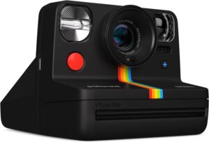 Polaroid Now+ Generation 2 nera in azione