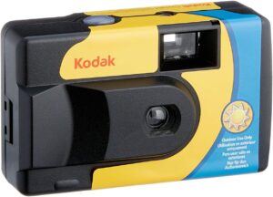 Fotocamera usa e getta Kodak in giallo e blu con pellicola esposta
