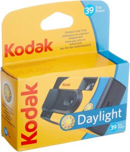 Fotocamera usa e getta Kodak in giallo e blu con pellicola esposta