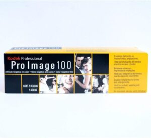 Rullino fotografico Kodak Pro 100 Professional ISO 160 in una macchina fotografica